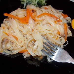 Рисовая лапша, обжаренная с овощами