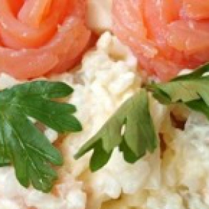 Рецепты - Рисовый салат с красной рыбой