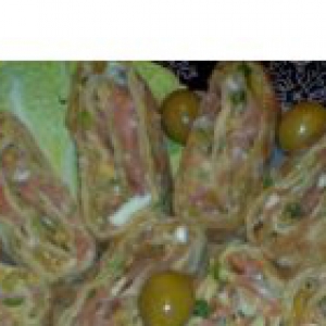 Лук зеленый - Рулет из лаваша с рыбно-авокадной начинкой