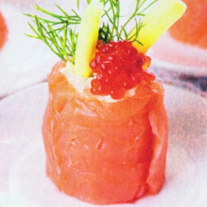 Праздничные рецепты - Закуски - Рулетики из семги с красной икрой и сыром