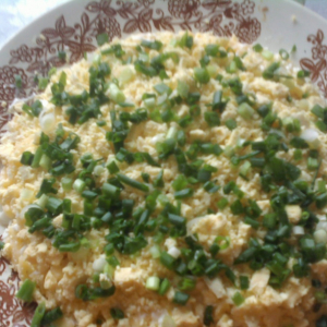 Лук зеленый - Рыбный салат