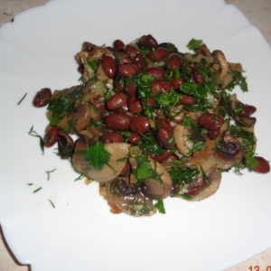 Петрушка - Салат из фасоли с грибами