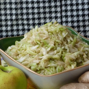 Рецепты - Салат из капусты с яблоком и имбирем
