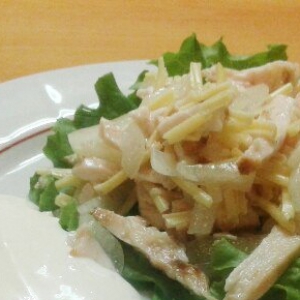 Лук репчатый - Салат из копченой курицы с дыней