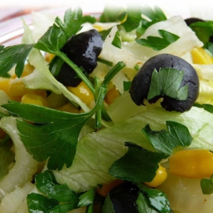 Рецепты - Салат из кукурузы с сельдереем и маслинами