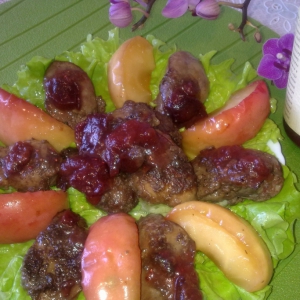 Салат - Салат из куриной печени с карамелизованными яблоками и сливовым соусом D'arbo