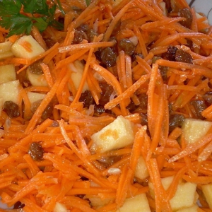 Масло оливковое - Салат из моркови, яблока и изюма