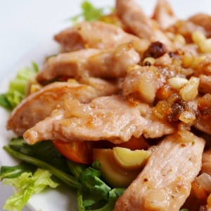 Шампиньон - Салат с куриной грудкой в малиновом соусе
