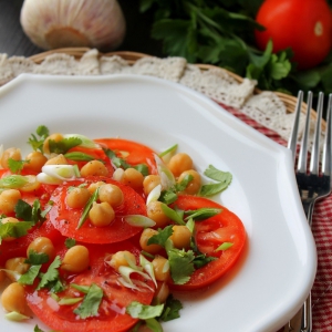 Масло оливковое - Салат с нутом и помидорами