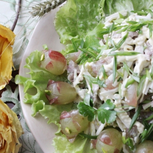 Майонез - Салат с отварной курицей и виноградом