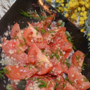 Перец душистый - Салат с помидорами и орехово-чесночной заправкой
