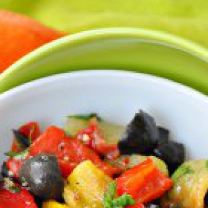 Рецепты - Салат с запеченным перцем и маслинами