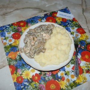 Петрушка - Шампиньоны с курицей в сметанном соусе