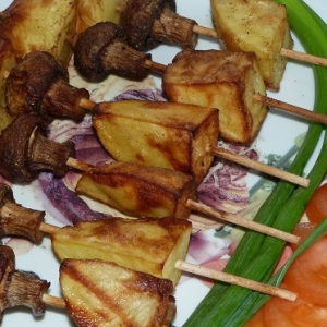 Рецепты - Шашлычки из картофеля с шампиньонами (в аэрогриле)