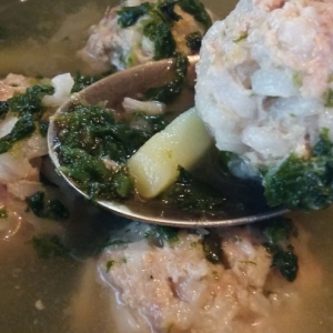 Перец душистый - Шпинатно-щавелевый суп с фрикадельками