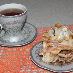 Мука - Синнабоны с арахисом и карамельным соусом