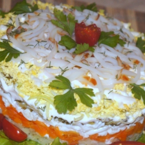 Лук-порей - Слоеный салат с копченым кальмаром