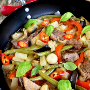 Утка - Соус с уткой и овощами в сковороде