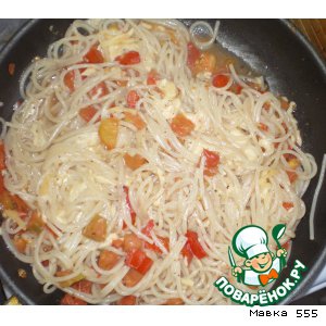 Спагетти с сыром, помидорами и базиликом