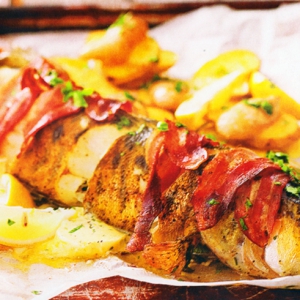 Праздничные рецепты - Рыба - Судак в беконе с запеченным картофелем