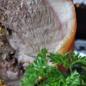 Праздничные рецепты - Мясо - Свиная рулька, фаршированная луком-пореем и морковью