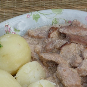 Рецепты - Свинина с грибами в сливках