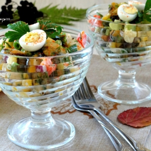 Сытный овощной салат с мидиями