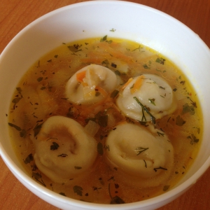 Петрушка - Сытный суп с пельменями