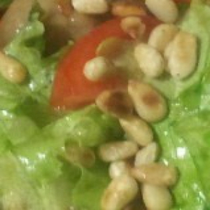 Теплый салат с кедровыми орешками