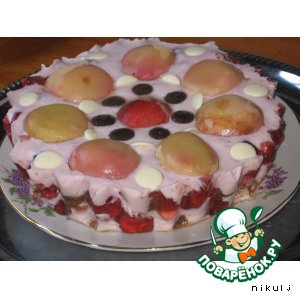 Торт-десерт с персиками и земляникой