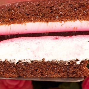 Сливки - Торт шоколадный со сливками и смородиной