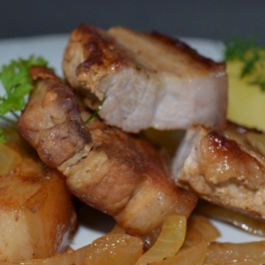 Рецепты немецкой кухни - Тушёная cвиная грудинка с луком