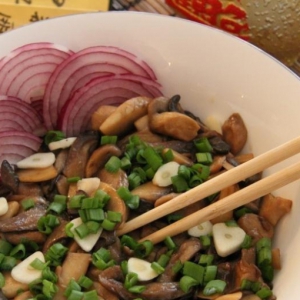 Рецепты японской кухни - Тушеные грибы с соевым соусом и чесноком