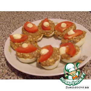 Помидор - Яйца, фаршированные килькой в томате