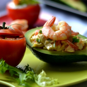 Креветки - Закуска из фаршированных помидоров и авокадо