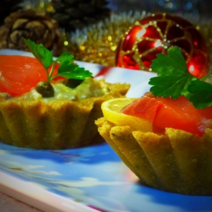 Каперсы - Закуска из хлебных корзиночек с семгой и каперсами