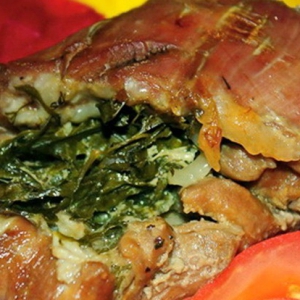 Запеченная свинина со свекольной ботвой