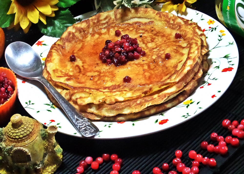 Блинчики с яблоком и брусникой