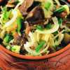 Посуда и утварь: Грибной салат в горшочке