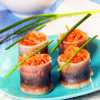 Приготовление еды: рольмопсы из сельди с морковью и луком