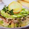 Рестораны, кафе, бары: Салат из индейки с авокадо и солеными огурцами