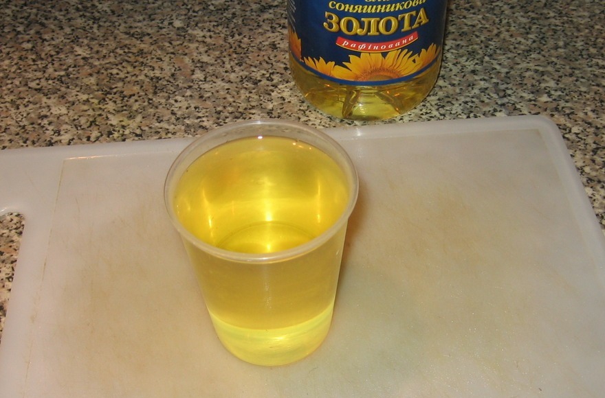 Стакан воды и стакан подсолнечного масла. Растительное масло в стакане. Подсолнечное масло в стакане. Стакан растительного масла в граммах. 100 Грамподселнечного масла.