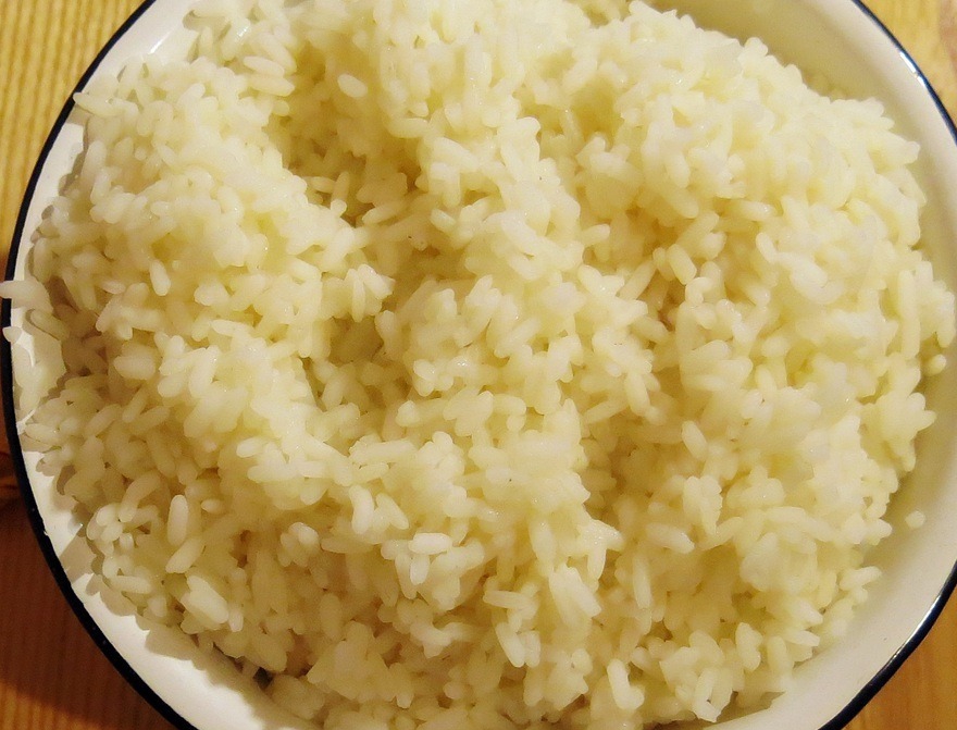 Рис на сковороде рецепт рассыпчатый сливочном масле. Рис с пармезаном. Томатный рис с сыром. Рис с сыром. Рис с сыром и сливочным маслом.