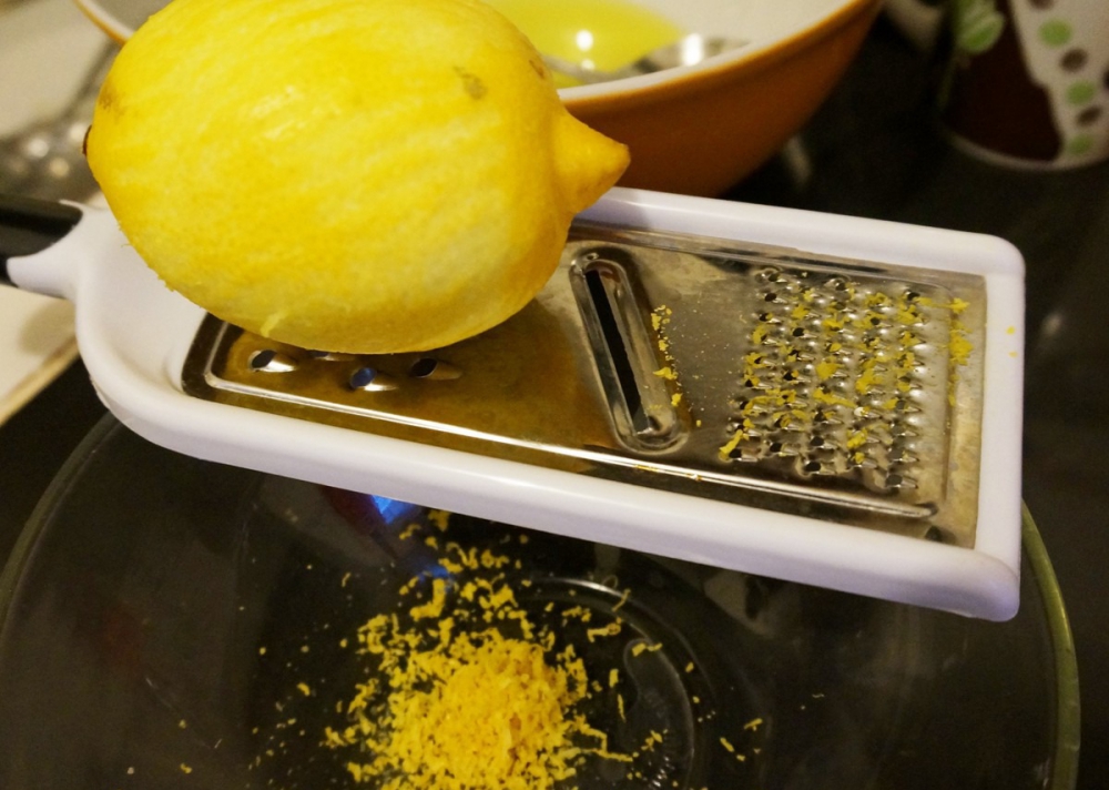 Цедра лимона рецепты. Блюда с лимонной цедрой. Салат Лимонка. На какой терке тереть лимонную цедру. На какой терке цедру.