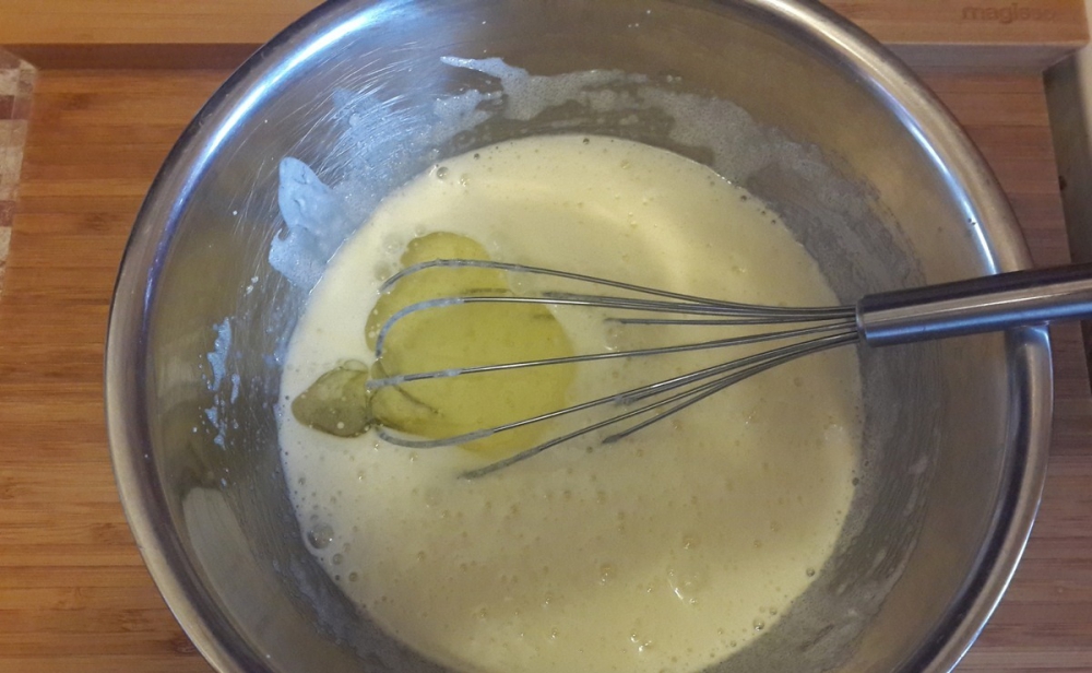 Для чего в тесто добавляют масло. Тесто на манник. Яйца с сахаром растереть добела. Манка для подливв. Манника с масляной крошкой.