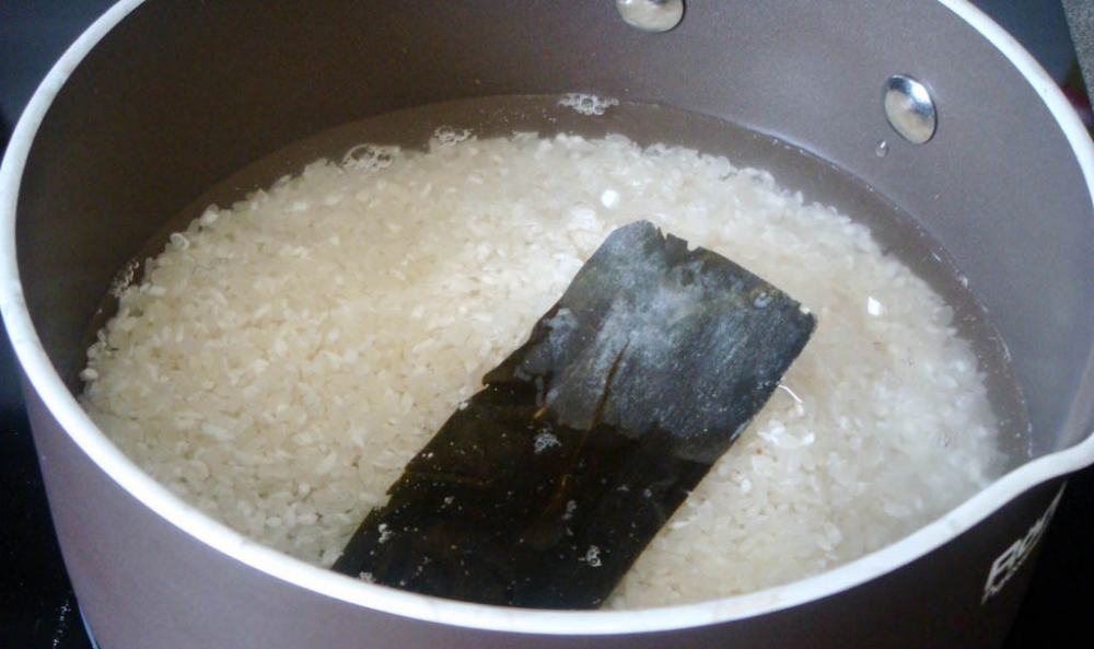 Как промывать рис для роллов. Какой водой заливают рис холодной или горячей