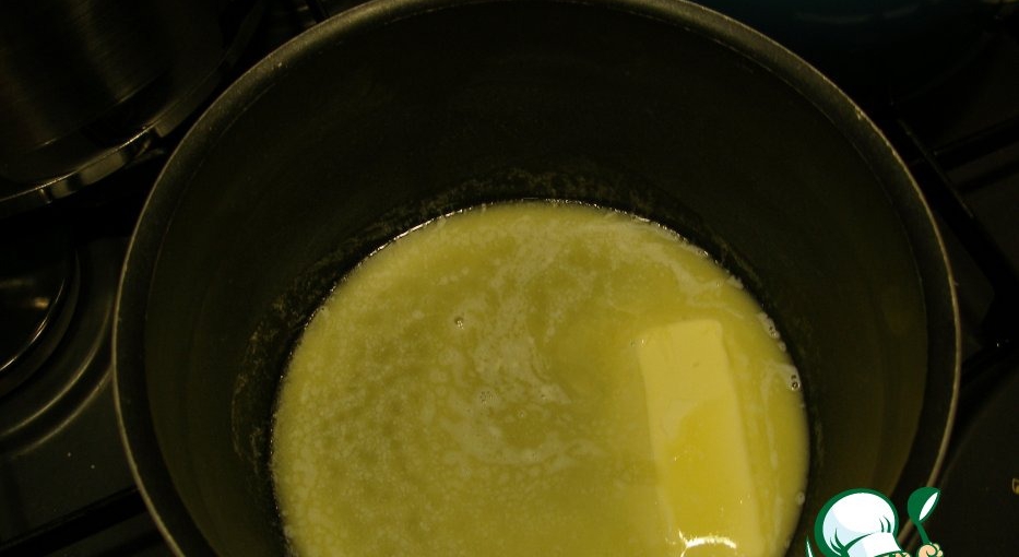 Рецепт риса на сливочном масле. Растапливание сливочного масла в темном сотейнике фото.