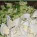 Салат с грибами и маринованным луком. Шаг 2.