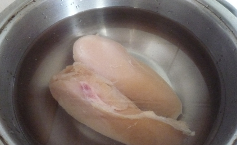 Варить курицу для супа после закипания. Куриная грудка в кастрюле. Вареная куриная грудка. Варка куриной грудки в кастрюле. Куриное филе в бульоне.