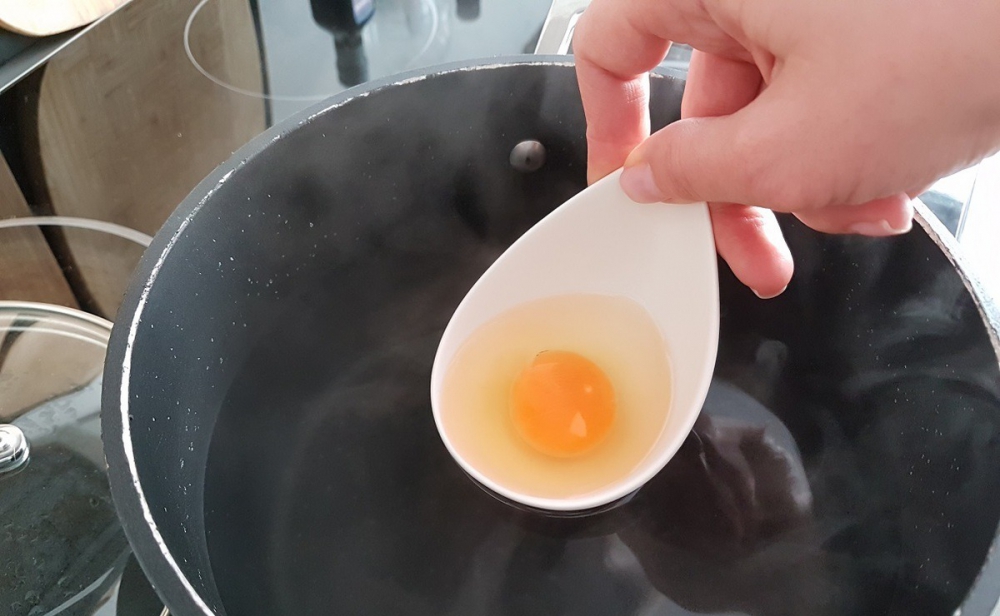 Яйцо в воде без скорлупы